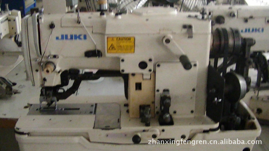 压脚件与机针保持一定距离