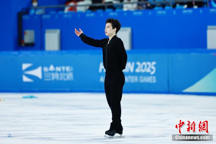 戴大卫在哈尔滨亚冬会花样滑冰男子短节目中夺