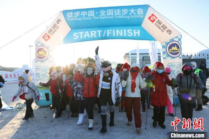 漠河极地冰雪奇缘：200余名徒步爱好者在北极村