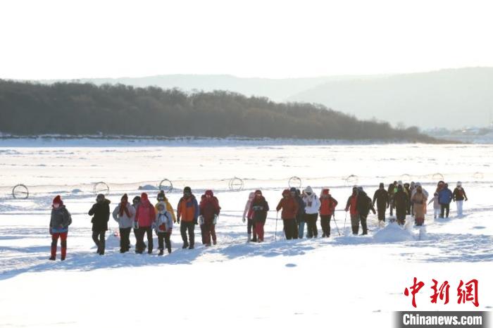 漠河极地冰雪奇缘：200余名徒步爱好者在北极村
