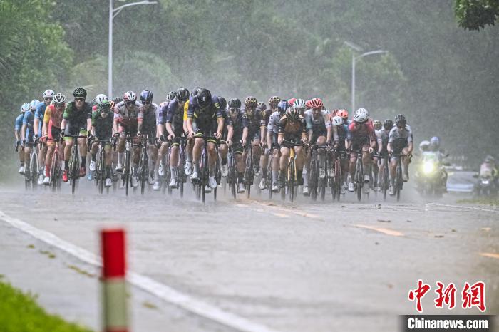 以色列车手塞巴斯提安雨战夺赛段冠军 环海南岛