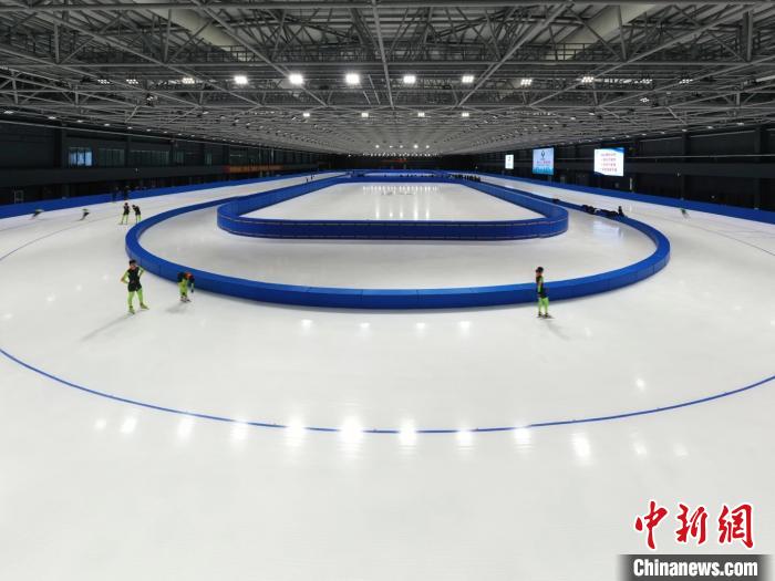 河北承德塞罕坝冰上训练中心正式开训备战冬奥