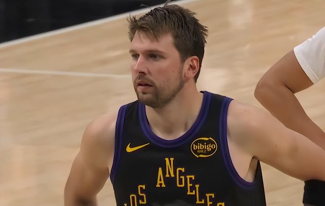 湖人狂胜骑士东契奇42+12+12统治全场