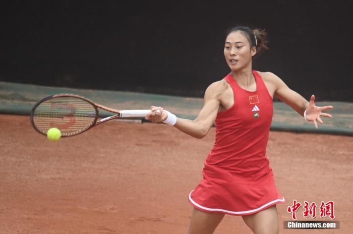 郑钦文双杀印度选手 中国女队红土赛场再胜