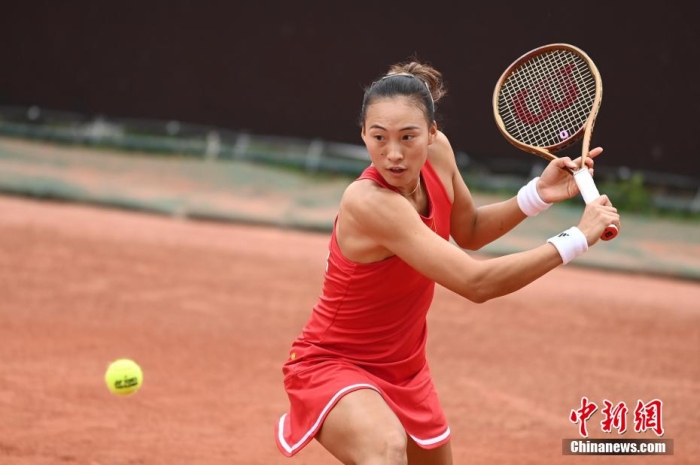 郑钦文双杀印度选手 中国女队红土赛场再胜