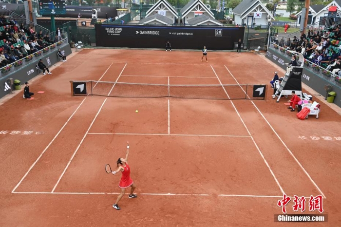 郑钦文双杀印度选手 中国女队红土赛场再胜