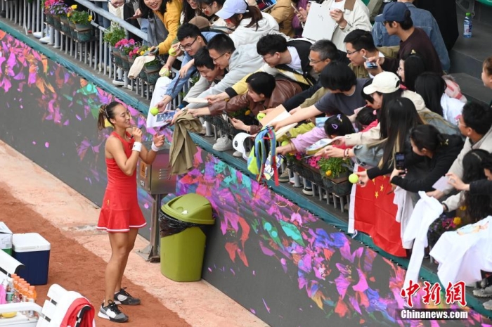 郑钦文双杀印度选手 中国女队红土赛场再胜