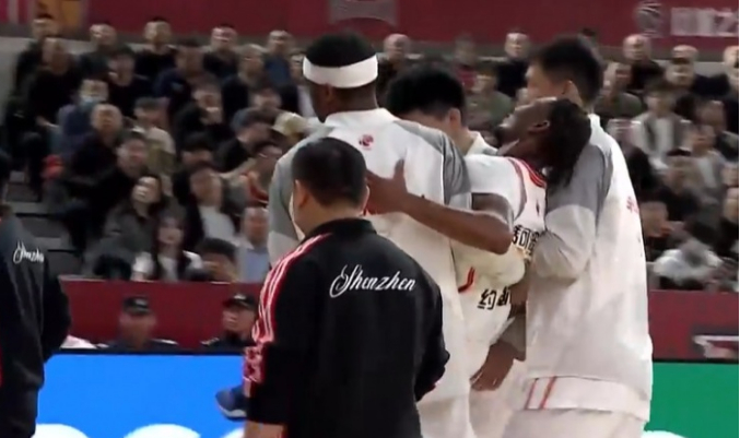 深圳外援马凯尔-约翰逊受伤引争议 裁判未及时叫